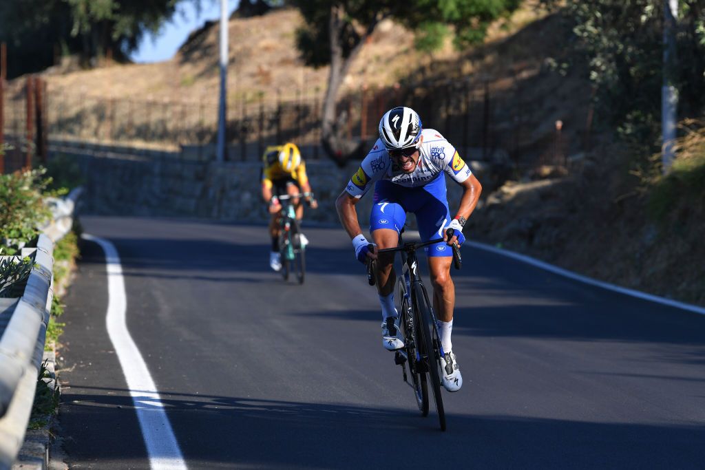 Van Aert tries to get back on terms with Alaphilippe