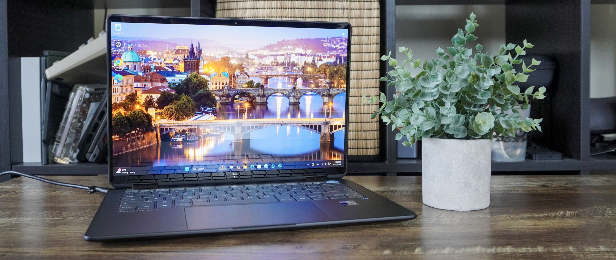 من به تازگی این جایگزین مک بوک ایر را با صفحه نمایش OLED خیره کننده و عمر باتری قوی آزمایش کردم