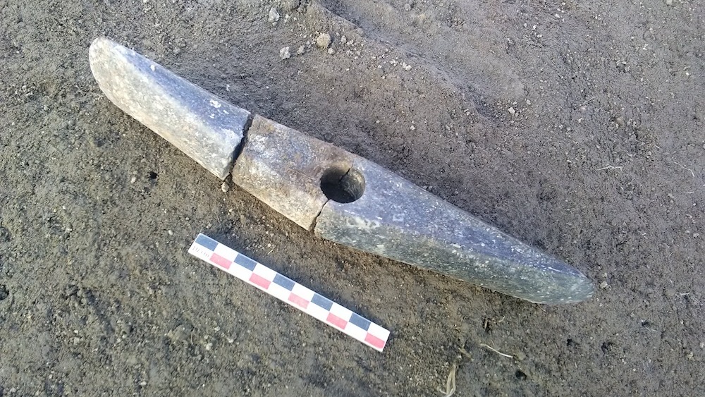 Des dizaines de sépultures néolithiques, des urnes « sacrifiées » et une hache découvertes en France