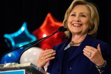 Despite her advantages, Axelrod says Clinton must approach the 2016 election as a challenger.