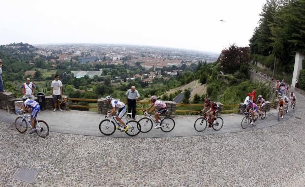 Alberto Contador (Saxo Bank-SunGard) and the Giro peloton climb towards Bergamo Alta.