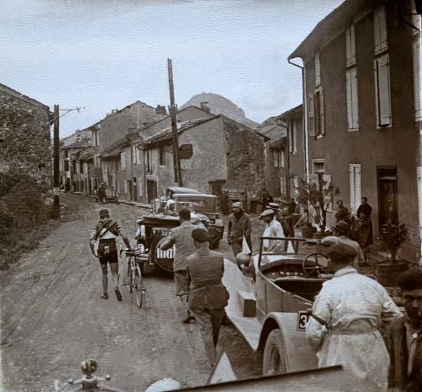 One of the greatest heroes of Italian cycling, Alfredo Binda, rode the Tour de France for the first time in 1930. Binda won both the eighth stage and incredibly difficult ninth stage but abandoned in the 10th. Here we see the moment that Alfredo Binda abandoned the Tour while ascending the Col du Puymorens in the Pyrenees.