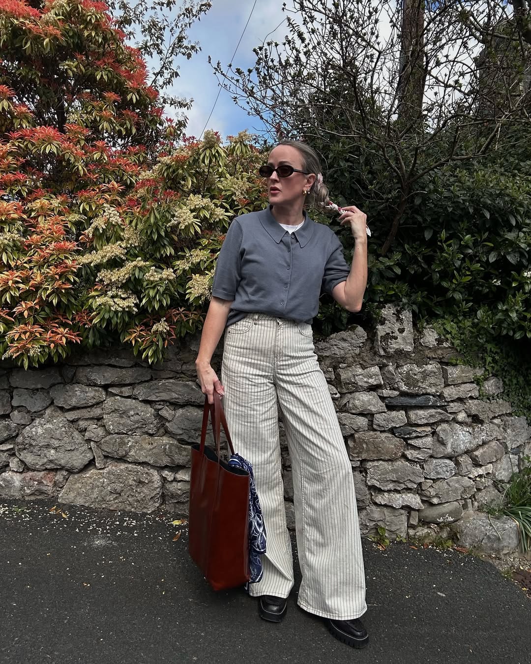 @maimy_pea wearing beige jeans