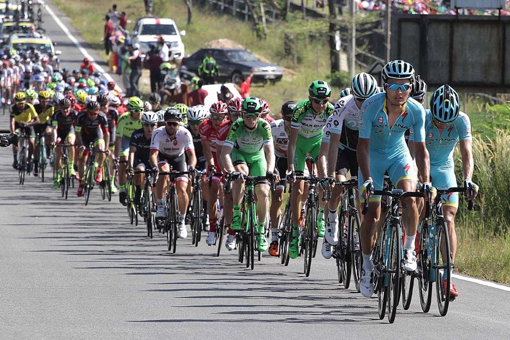 Astana lead the chase