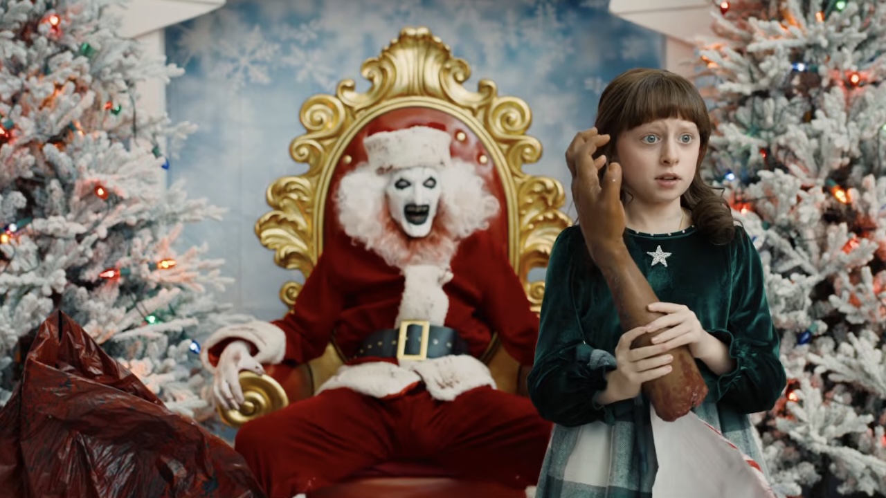 Terrifier 3 spoof with Art the Clown's Santa giving a girl a severed arm as present in Scary Movie 6