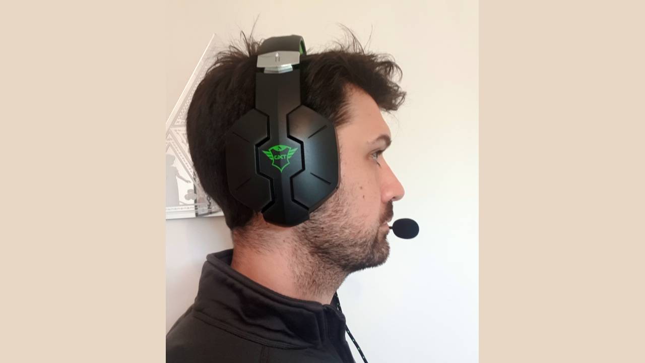 Trust GXT 323X Carus wearing headset