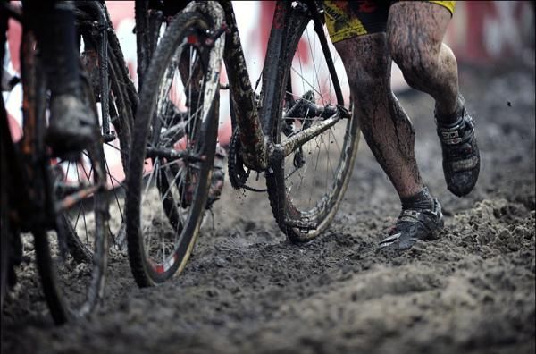 A muddy parcours would keep team mechanics busy throughout the day.