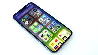 iPhone 13 Pro Max med tændt skærm på hvid baggrund