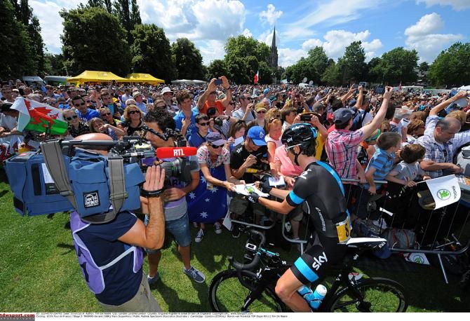 Geraint Thomas signs autographs at the start