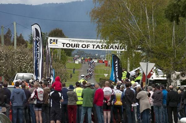 The peloton corner into the home straight with a great crowd awaiting the finish in Westbury.