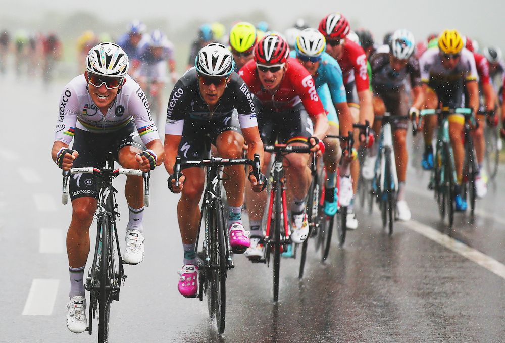 Michal Kwiatkowski drives the pace in the lead group.