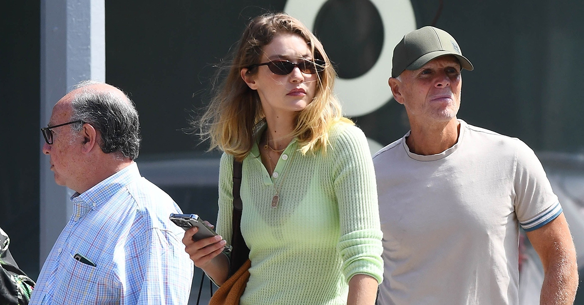 It's Here: The Exact Flat Shoe Trend (and Color) That Makes Casual Fall Pants Look Expensive