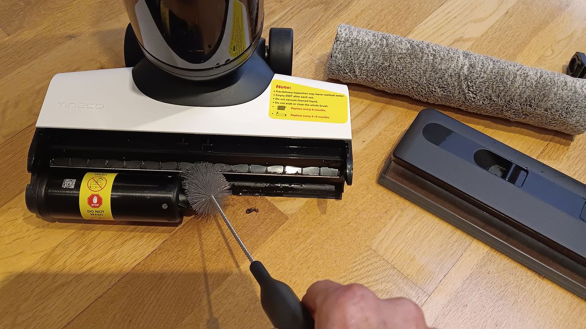 Tineco Floor One S6 cleaning roller area with wire brush