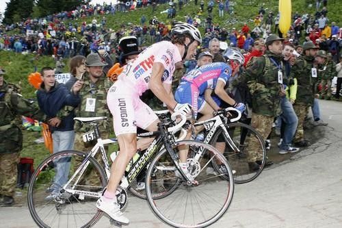 Di Luca and Cunego head up the Zoncolan.