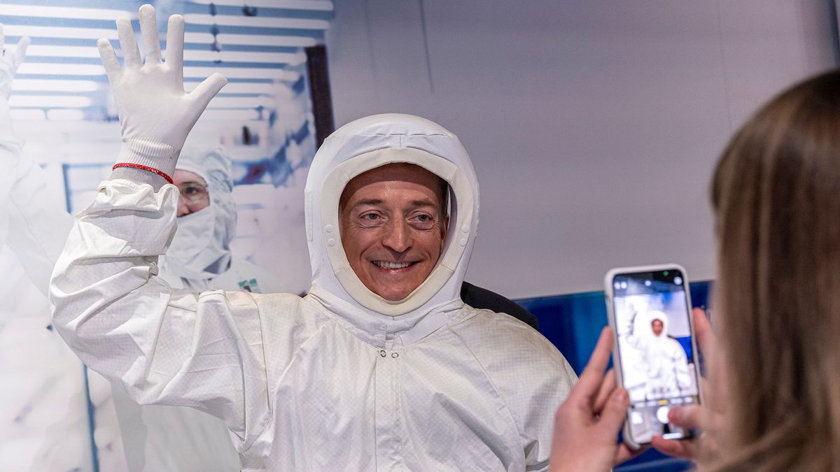 Patrick Gelsinger, chief executive officer of Intel Corp., stands behind a clean suit after a Bloomberg Studio 1.0 interview at the company&#039;s headquarters in Santa Clara, California, U.S., on Thursday, Feb. 3, 2022.