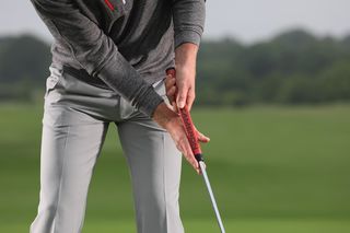 How to grip a putter