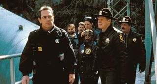 Politifolk i filmen The Fugitive på HBO Max.
