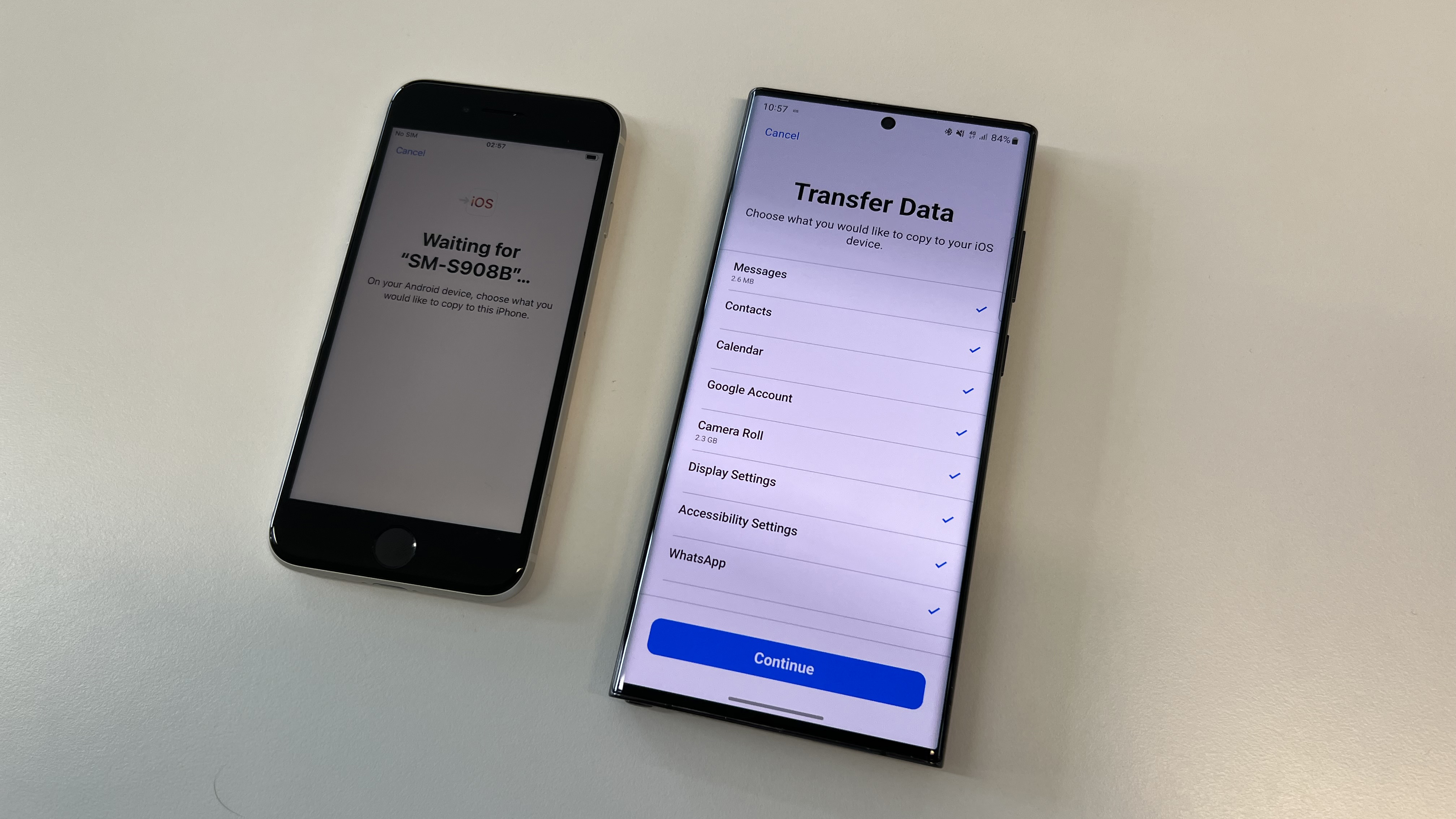 An iPhone SE 2022 and a Samsung Galaxy S22 Ultra.  The S22 Ultra has several sets of data selected for transfer.