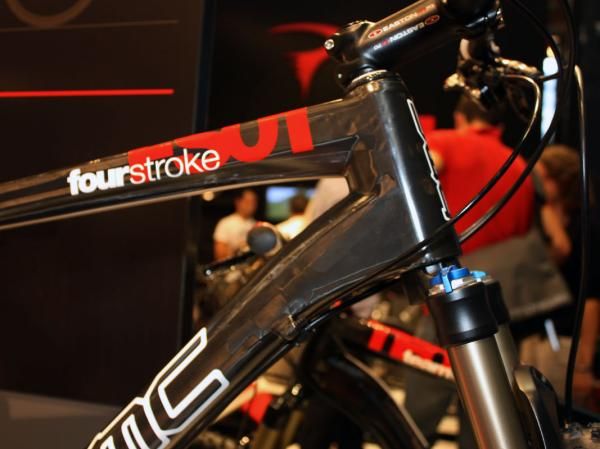 The FS01 soldiers on with a straight 1 1/8" steerer tube for 2011.
