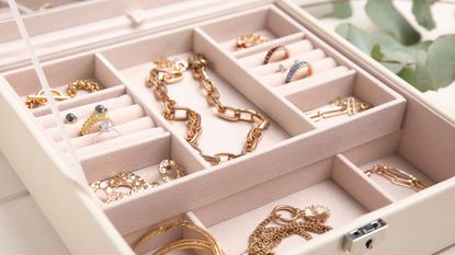 Jewelry container deals