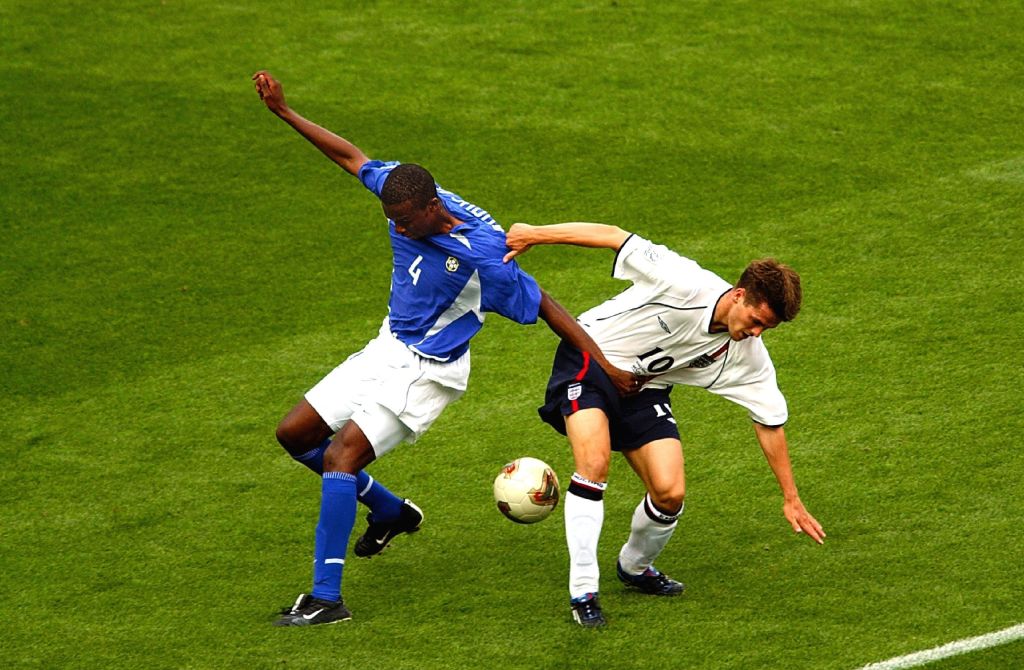 SHIZUOKA, JAPAN - JUNE 21: WM 2002 in JAPAN und KOREA, Shizuoka; Match 57/VIERTELFINALE/ENGLAND - BRASILIEN (ENG - BRA) 1:2; hintere Reihe v.li.: EDMILSON, LUCIO, Gilberto SILVA, ROQUE JUNIOR, TORWART MARCUS, CAFU; vordere Reihe v.li.: RONALDINHO, RONALDO, Roberto CARLOS, RIVALDO, KLEBERSON/BRA TEAM/MANNSCHAFT (Photo by Martin Rose/Bongarts/Getty Images)