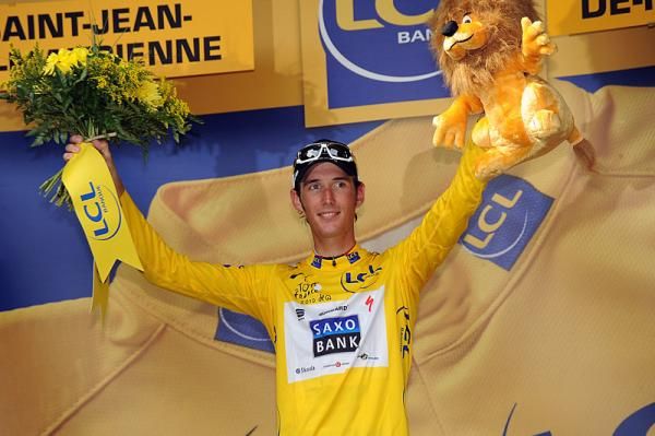 Andy Schleck (Saxo Bank) takes over the yellow jersey from Cadel Evans.