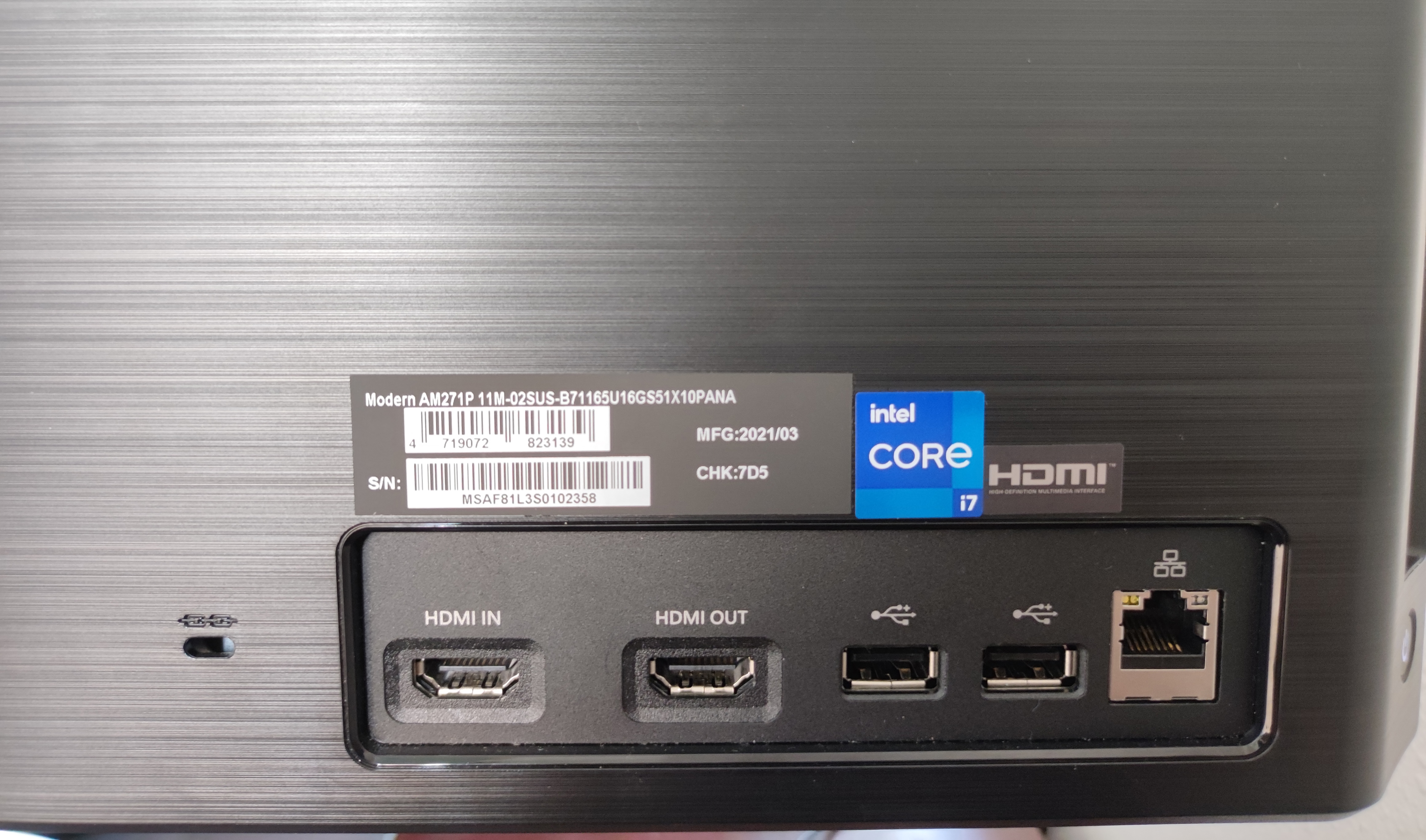 Panel trasero de conexiones del MSI Modern AM271P 11M
