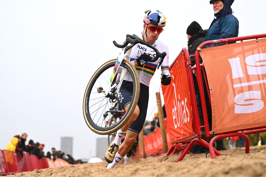 TOM PIDCOCK TAKES 2022 CYCLOCROSS WORLD CHAMPIONSHIP - Road Bike Action