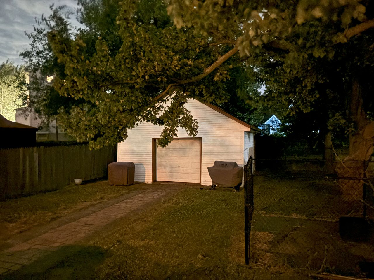 Apple iPhone 15 Plus low light sample.