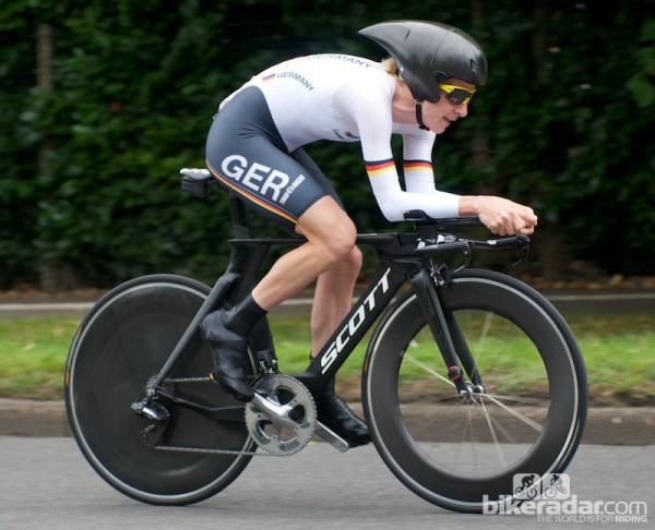 Judith Arndt of Germany has a tidy position on her Scott Plasma although her helmet's not sitting that flush here. She's riding HED wheels with Continental clinchers (likely Grand Prix TT) older Dura Ace cranks perhaps for a narrower Q Factor, a Bio Racer skinsuit with textured upper arms and her bottom jockey wheel is larger (possibly a Berner) for reduced drivetrain resistance. Silver medal for the reigning world champ.