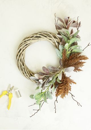 making an autumn wreath
