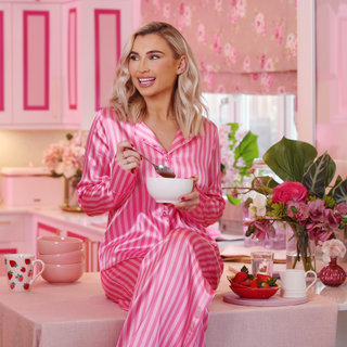 billie faier in kitchen room with pink walls