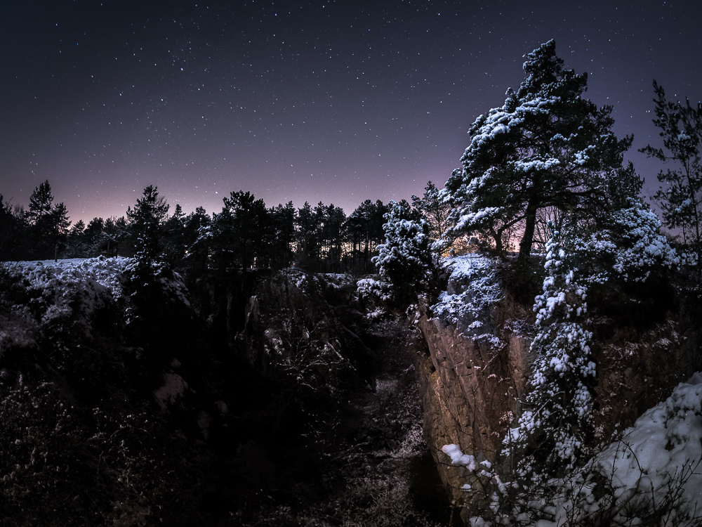 Paesaggio notturno con una lente fisheye per avere sia il primo piano che il cielo stellato a fuoco