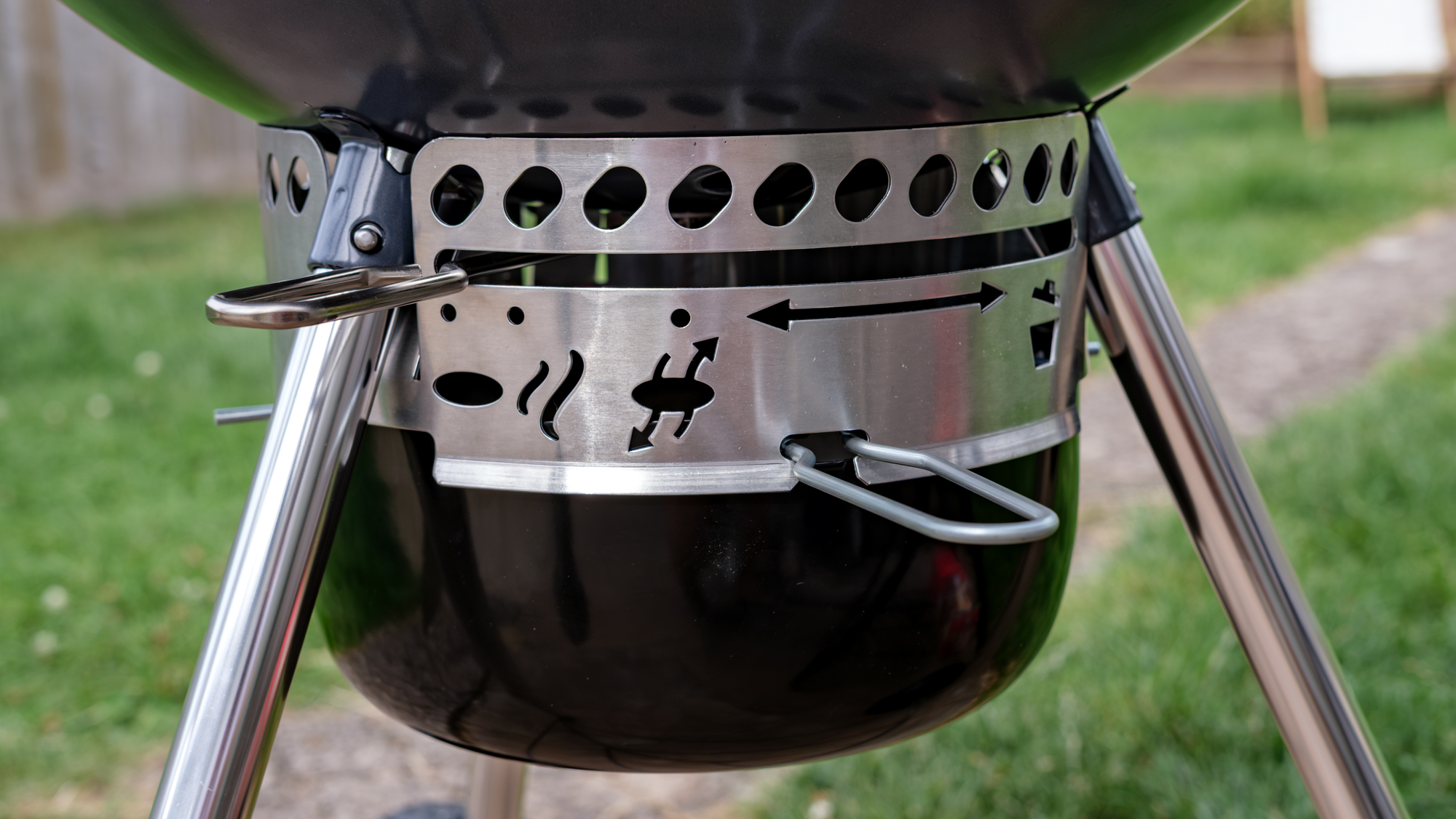 The Weber Master-Touch One-Touch cleaning system