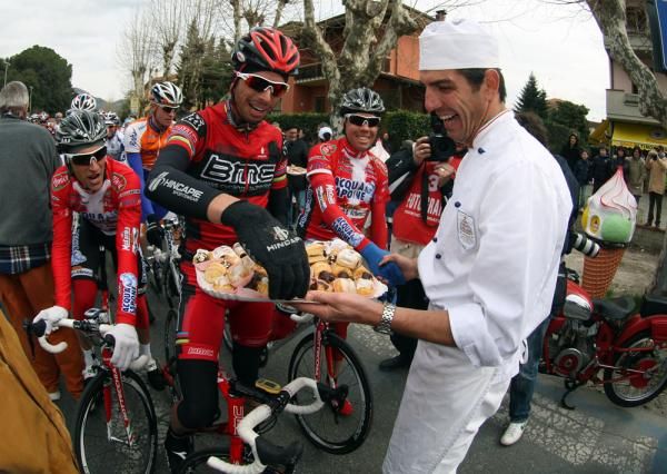 Alessandro Ballan (BMC) gets amongst it as Stefano Garzelli (Aqua &amp; Sapone) senses sugar