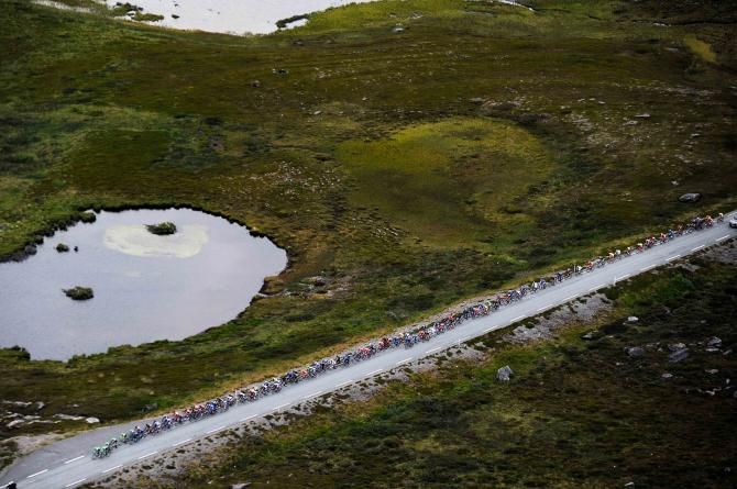The peloton on its way to Hammerfest