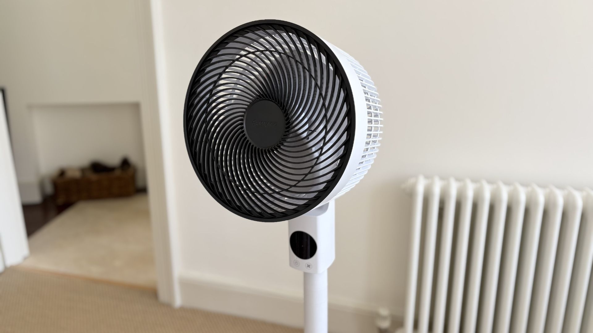 Testing the MeacoFan Sefte 10 Pedestal Air Circulator in a bedroom