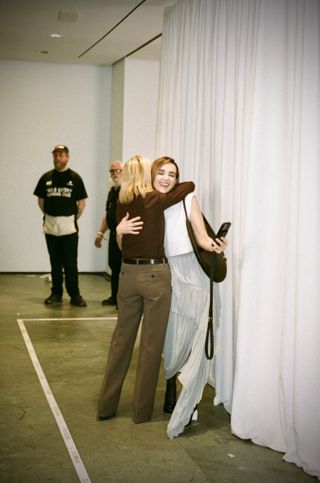 Chloe Fineman hugs Tory Burch backstage at the Tory Burch 2025 fashion show