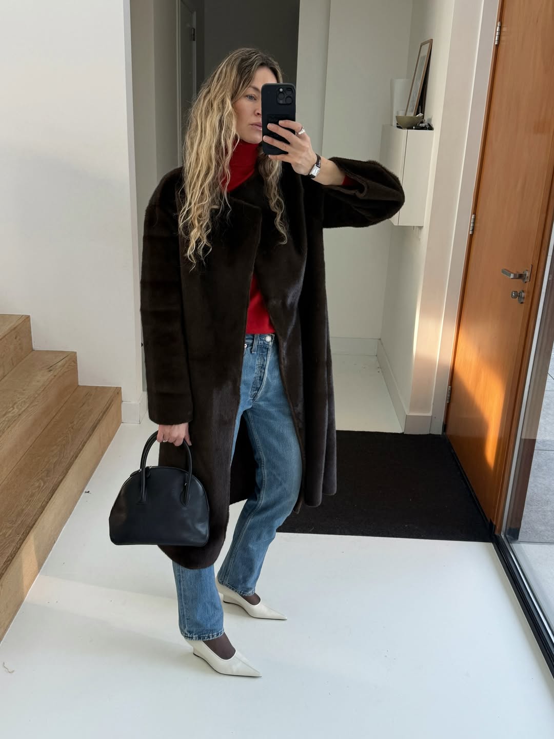 Anouk Yve in Toteme's white pumps.