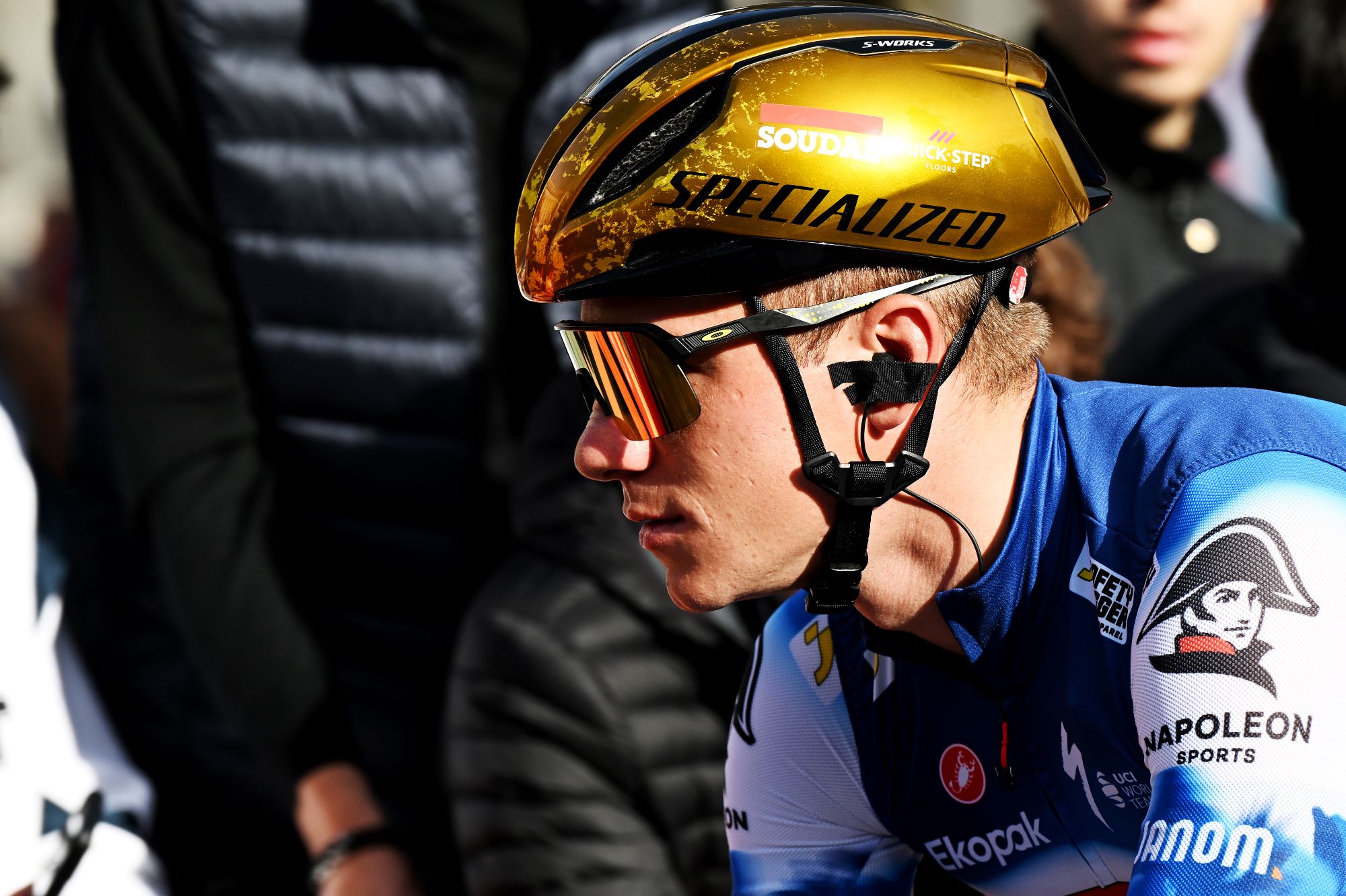 Remco Evenepoel colabora con Correos belgas para lanzar la iniciativa de seguridad 'Remco Reflex' después de ser interceptado por un vehículo de correos