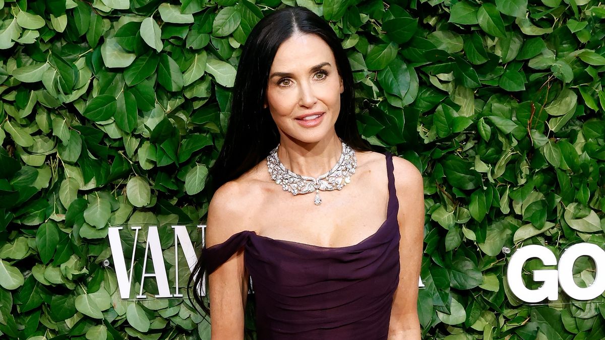 La robe prune de minuit de Demi Moore, avec ses délicats détails sur les épaules dénudées et ses nombreux diamants, est fascinante