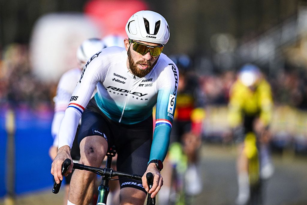Ridley Racing Team's Dutch rider Joris Nieuwenhuis competes in the men elite race of the 'Plage Cross' cyclocross cycling event in Hofstade, stage 4/8 in the "X20 Badkamers Trofee" competition on December 22, 2025. (Photo by JASPER JACOBS / Belga / AFP) / Belgium OUT
