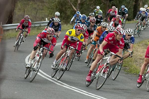The peloton descend on the first lap of the 143.1km road race around Anakie.