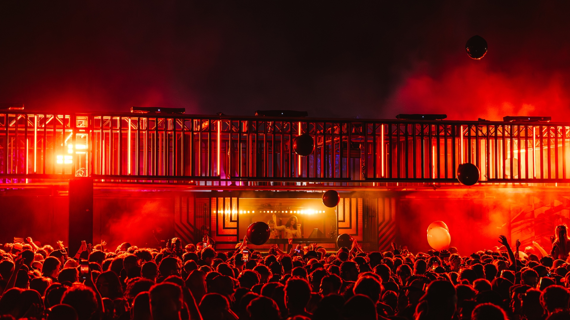 Waterworks crowd listening to music 