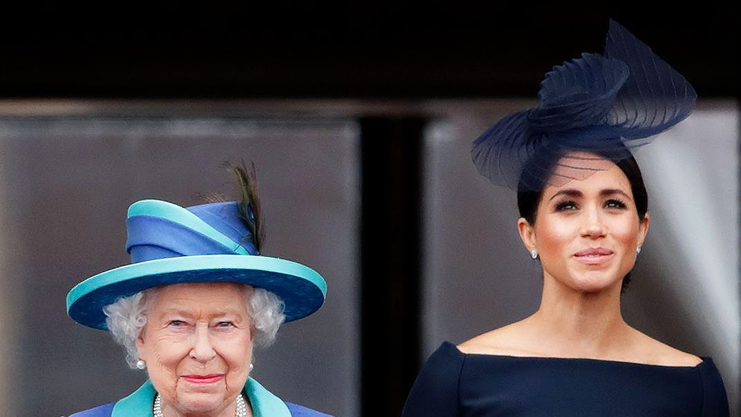 Blue, Cobalt blue, Hat, Fashion, Headgear, Electric blue, Smile, Photography, Formal wear, Fashion accessory, 