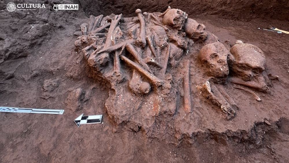 Entierro de 1.500 años con huesos apilados descubierto durante una excavación en un sistema de alcantarillado en México