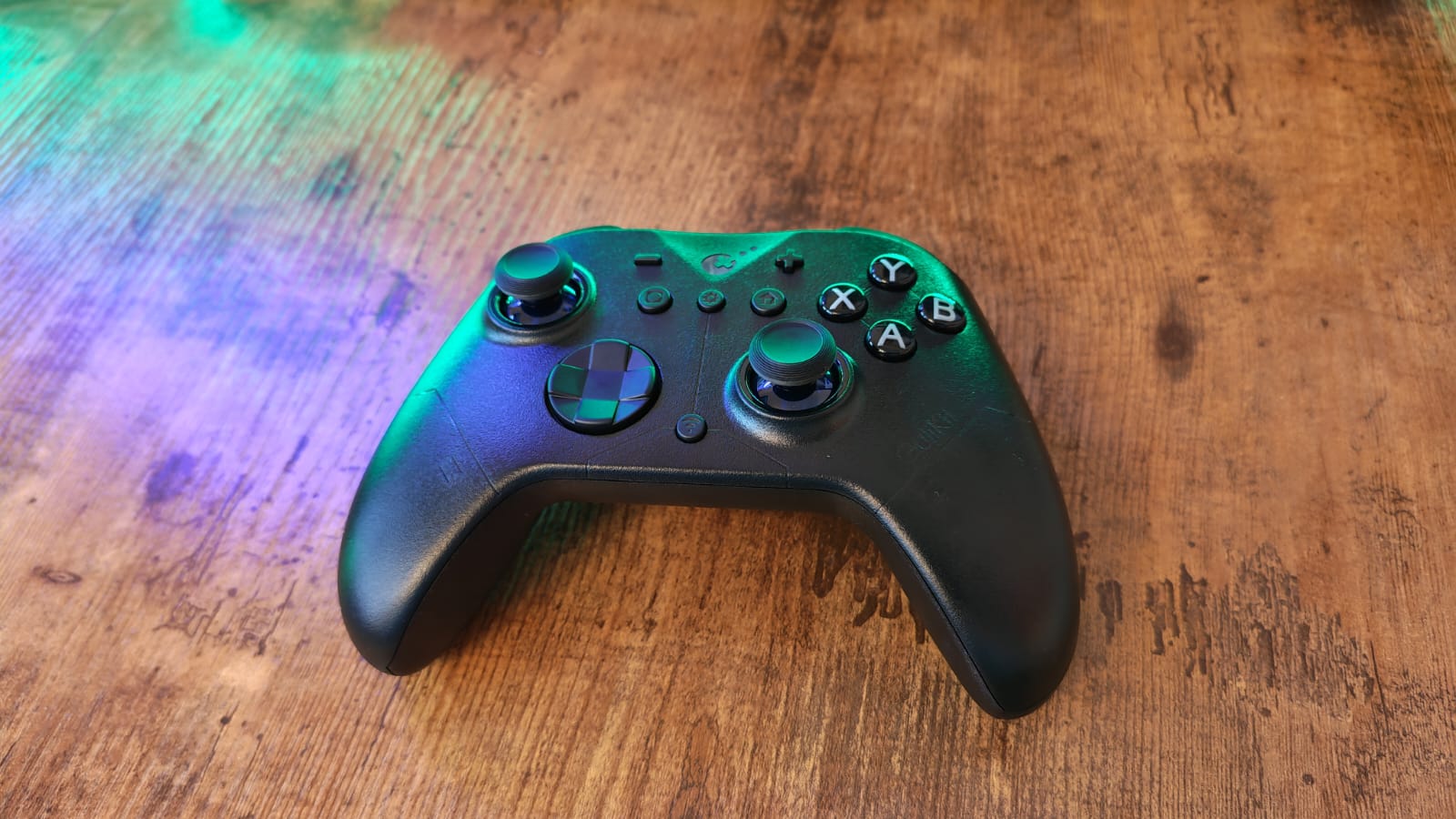 The GuliKit ES Pro lying on a desktop