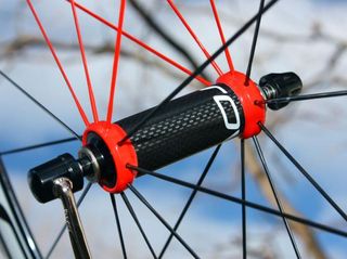 The front hub features a carbon fiber center sleeve