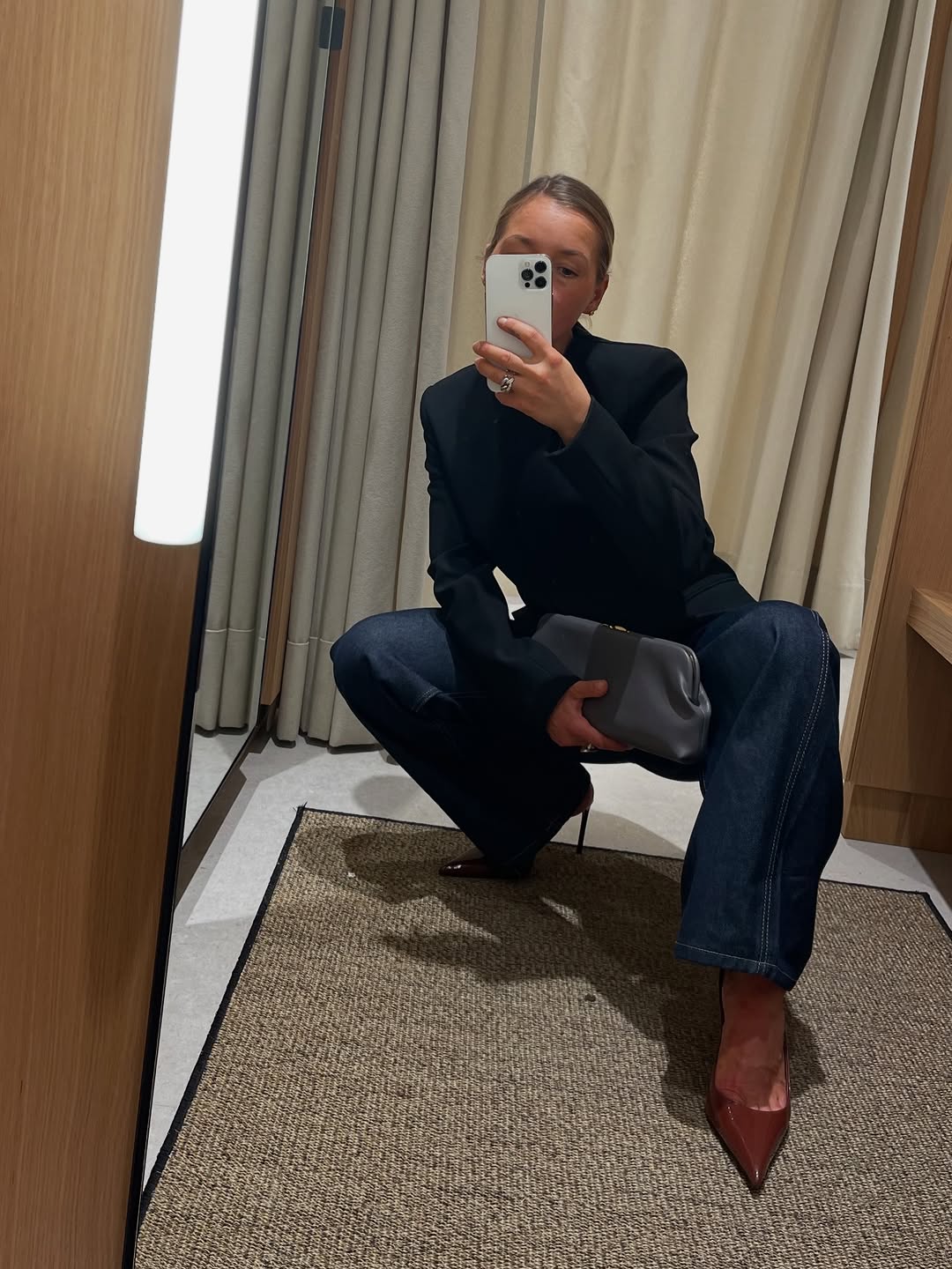 woman wearing best shoes to wear with dark wash jeans