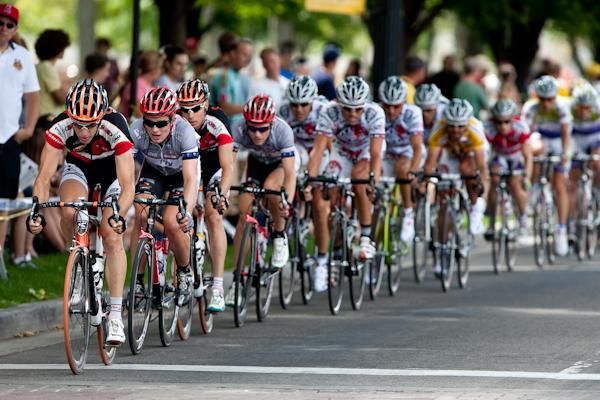 The OUCH and Fly V teams organise at the front for their respective sprinters.